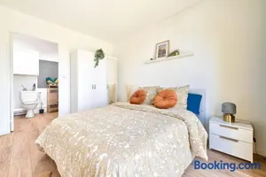 Image of Le Cosy Yellow Appartement lumineux à 5 min de la Gare d'Evry avec parking gratuit