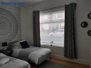Image of Corner House, Sleeps 8 in 4 Bedrooms, near train station, Great Value!