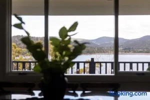 Image of Woodland Bay Retreat-Hot tub,Sauna and Bayview Retreat