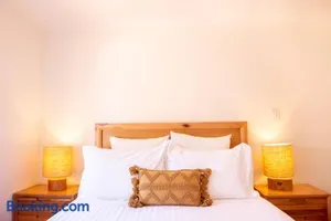 Image of Sunny Villa - modern, courtyard, five mins to Freo