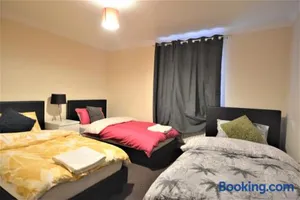 Image of London Zone 2 Lovely 4 bedroom Apartment - 3 Trowbridge Road