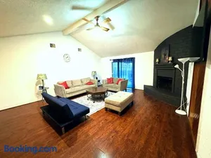 Image of Super Cozy 4 Bedroom - Sleeps 10 Great for families and professionals