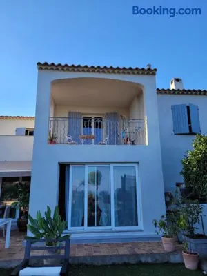 Image of Chambre confortable vue sur mer