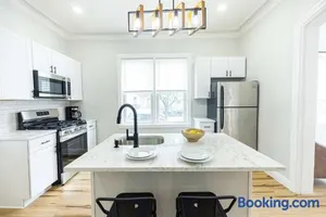 Image of Jennifer's Spa-Like Historic Broadway Getaway