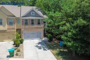 Image of Luxury Atlanta Home with King Bed and Yard