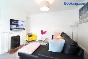 Image of Virexxa Aylesbury Centre - Deluxe Suite - 3Bed House with Free Parking
