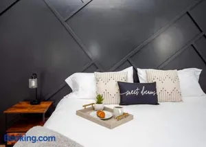 Image of Jennifer's Stylish & Modern Broadway Getaway