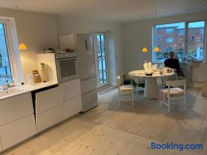Image of Stor lys lejlighed med terrasse og altan