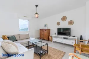 Image of Beautiful 4 bedroom house with parking and garden