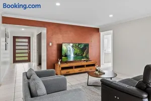 Image of Stunning 4BR Home with Yard Parking Costco and Theme Park