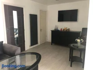 Image of Cosy 3 Bedroom NEC House, Free WiFi, Netflix, Driveway Parking, Sleeps 6, Ideal for Families, Contractors & Corporates, Renovated To High Standard!