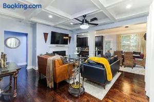 Image of Luxury Atlanta Home with King Bed and Yard