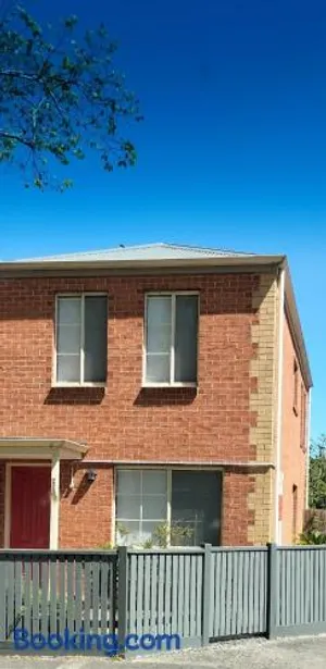 Image of Ballarat Central 2 Bd Townhouse. 5 mins Hospitals CBD Lake Cafes. Wifi Netflix.