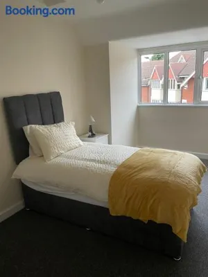 Image of Large 4 Bedroom Sleeps 8, Spacious Apartment for Contractors and Holidays near Bedford Centre - 1 FREE PARKING SPACE & FREE WIFI