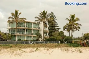 Image of Waves 203 on Currumbin