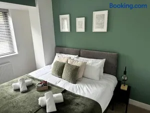 Image of Luxury Oaks Suite, Free private parking, 2 Bed 2 Bathroom Apartment, Central Solihull