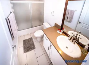 Image of Modern 2 Level 5-Bedroom 3-Bathroom Close to Downtown LA