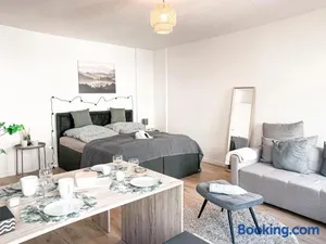Image of Zentrales Apartment mit TV, Küche und Mikrowelle