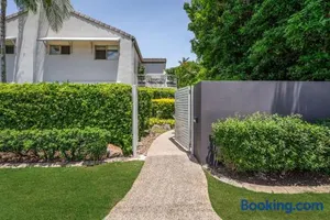 Image of Noosaville Riverside Hideaway Lush gardens & River