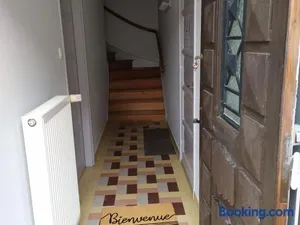 Image of Gîte convivial avec 3 chambres, proche du patrimoine historique, cour et équipements inclus - FR-1-589-38