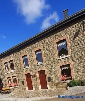 Image of "Sous Le Même Toit" "CHAMBRE FAMILIALE CHEZ L' HABITANT"