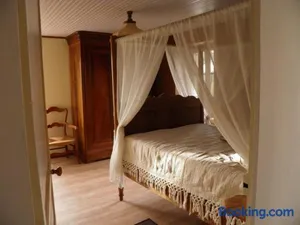 Image of Gîte de caractère avec étang privé, jardin clos et cheminée, parfait pour les familles - FR-1-426-121