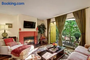 Image of Downtown Redmond Townhouse by Stay Rested