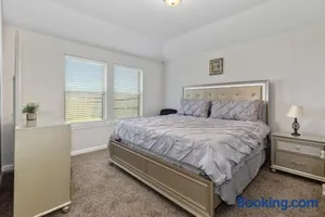 Image of Spacious & Comfy KING Bed with Garage in Lake Charles