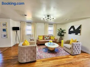 Image of Chic Spacious Apt Near Attractions/Food/EWR/NYC