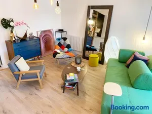 Image of Duplex lumineux, coloré, atypique face cathédrale