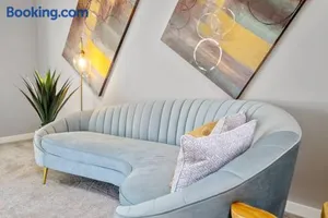 Image of Stylish & Bright ~ Huge Backyard ~ King Beds ~ Pkg