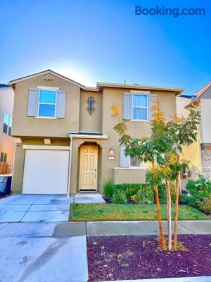 Image of Modern 4 bed near hospitals and UC Merced