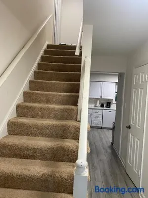 Image of 8 bedrooms, 11 bed Silver Spring