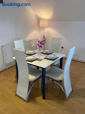 Image of Modern Spacious Flat In Ipswich - Sleeps 6 - Parking