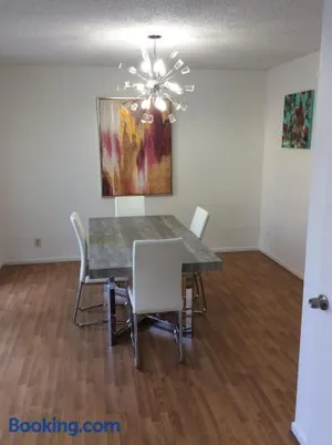 Image of Modern spacious home close to Universal studio & Hollywood for 11