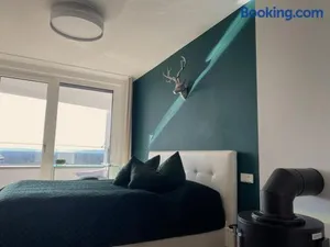 Image of ALPEN-PANORAMA SUITE - Einzigartige Privatsuite hoch über München, 12tes OG, Alpenblick, Loggia, Whirlpool, 15 Minuten zum Zentrum, Ruhe und Erholung in der Stadt München für privat und geschäftlich Reisende