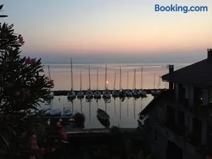 Image of A Room with a View - Maisonnette dans bourg médiéval au bord du Lac Léman