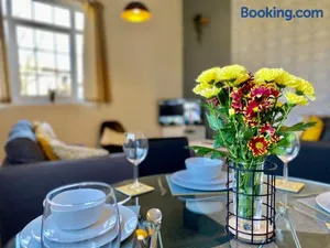 Image of 4 Single beds or 2 Doubles - FREE PARKING SPACES - SMART TV's - City Centre Spacious flat