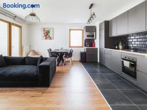 Image of Cosygreen77 modern apartment with garden and parking