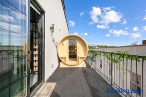 Image of NYC Skyline Views, Sauna & Rooftop - Romantic Escape at "Brooklyn Bay Lofts"