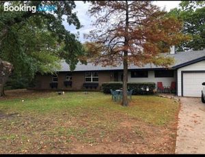 Image of Cheerful 3 bedroom 2 bathroom home