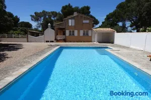 Image of Grande chambre d'hôte dans maison provençale avec piscine