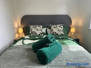 Image of Urban Escape Entire Apartment Near Uni and Hospital