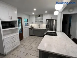 Image of Modern Athens Home 4bd, 3bth