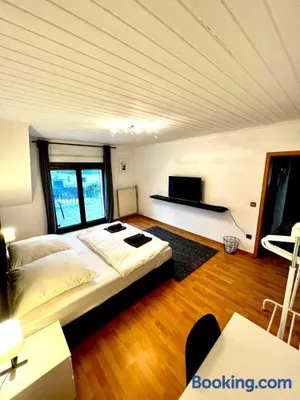 Image of Praktisches Zimmer im Großen Haus mit garten
