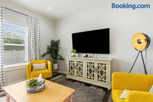 Image of Deco Townhouse - 3 bedroom 2 story private home
