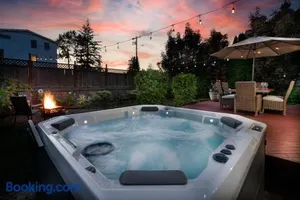 Image of Entire house with Four Bedrooms, Hot Tub, BBQ, Private Backyard, FREE WiFi and Parking, near Seattle, EV