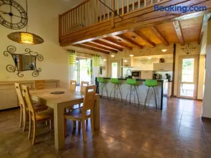 Image of Maison spacieuse avec piscine chauffée, grand jardin et équipements bébé en Dordogne - FR-1-616-267