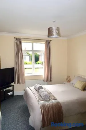 Image of Beach escape 4 bedroom house, Sleeps 11, 2 free parking, garden, WIFI, Smart TV, newly decorated