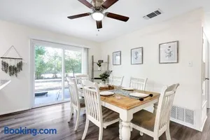 Image of Home Nr River Walk Dt Airport Bbq Games Pets